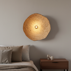 Sahara Glow Mud Wall Lamp in slaapkamer boven linnen bed