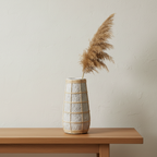 The Cutie Concrete Rattan Vase L op eiken console met pampas gras