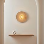 Let's Groove Woven Grass Wall Lamp in hal op witte pleistermuur