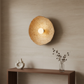 Sahara Glow Mud Wall Lamp op travertijn muur met walnoot console