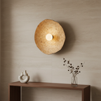 Sahara Glow Mud Wall Lamp op travertijn muur met walnoot console