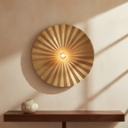Tsijn Brass Wall Lamp op limewash muur met walnoot console