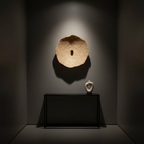 Sahara Glow Mud Wall Lamp in betonnen hal, architecturaal