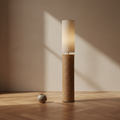 Totem Mud Floor Lamp staand op eiken vloer tegen limewash muur