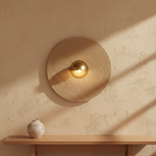 Let's Groove Woven Grass Wall Lamp op limewash muur, Japandi interieur
